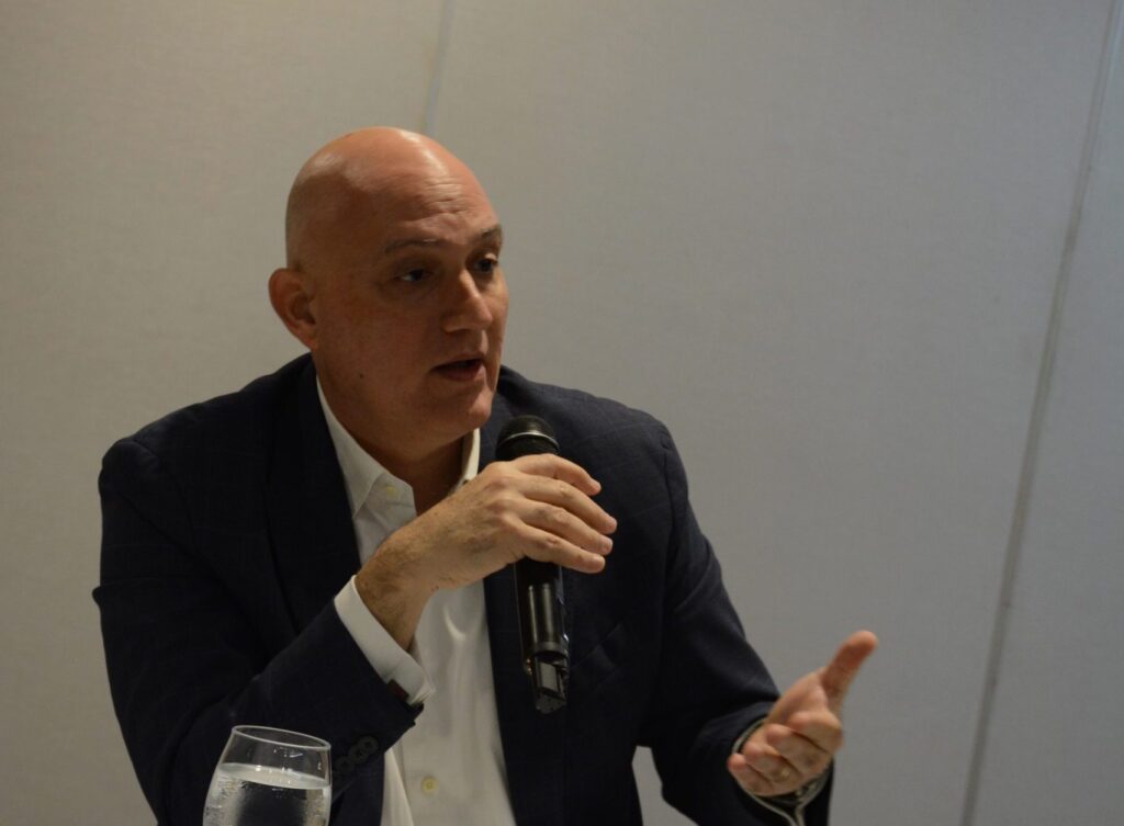 Ministro Isa Contreras y premio nobel de economía, Michael Kremer, ponderan con sector privado importancia de la educación para el desarrollo