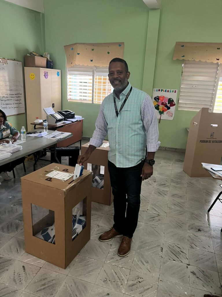 Diohani Calvo, Director Nacional Operativo de la STDI, ejerce su derecho al voto en las primarias del @PRM_Oficial el 01 de octubre 2023
