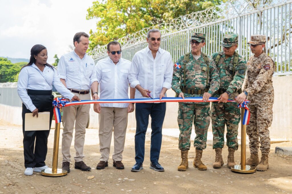 @JosePaliza: @LuisAbinader dejó inaugurado el primer tramo de la verja perimetral fronteriza en Elías Piña