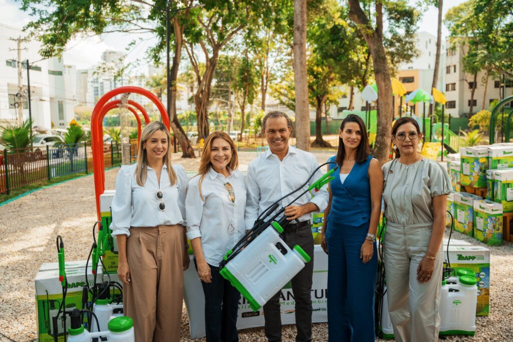 @CarolinaMejiaG agradece a @Juantomasdiasi donativo 100 maquinas fumigadoras