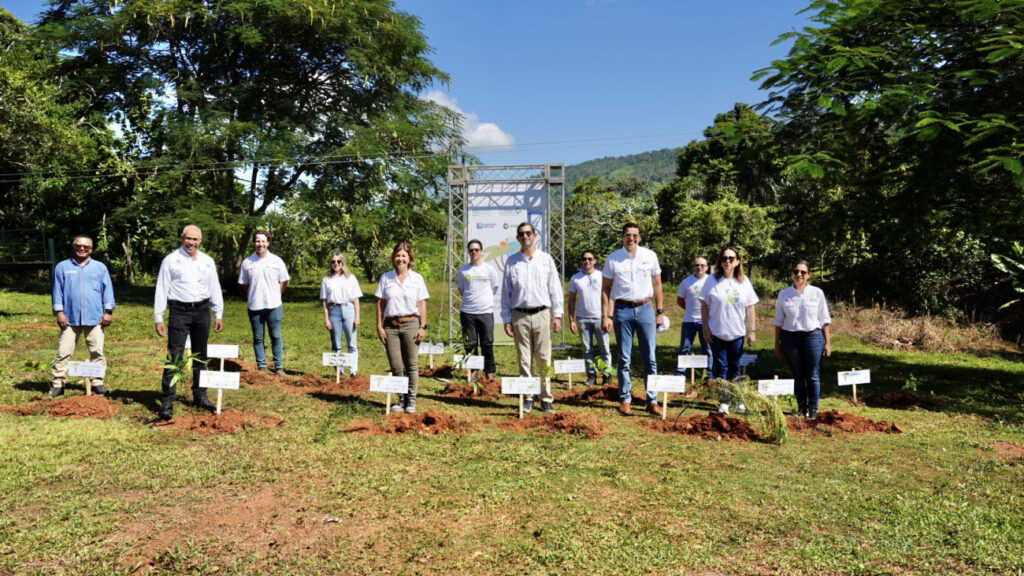 Ministerio de @ambienterd desarrolla jornada forestal en la microcuenca del Higüero