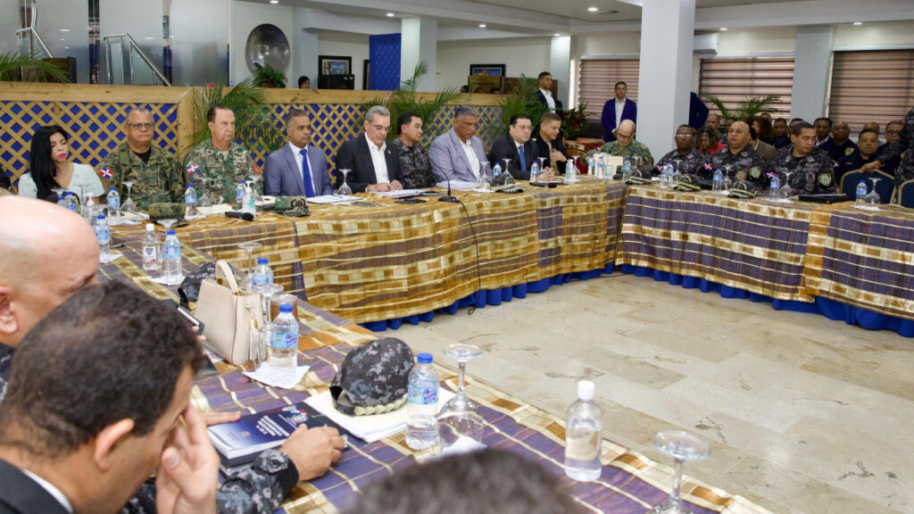 Presidente @LuisAbinader encabeza reunión de seguimiento al Plan de Seguridad Ciudadana