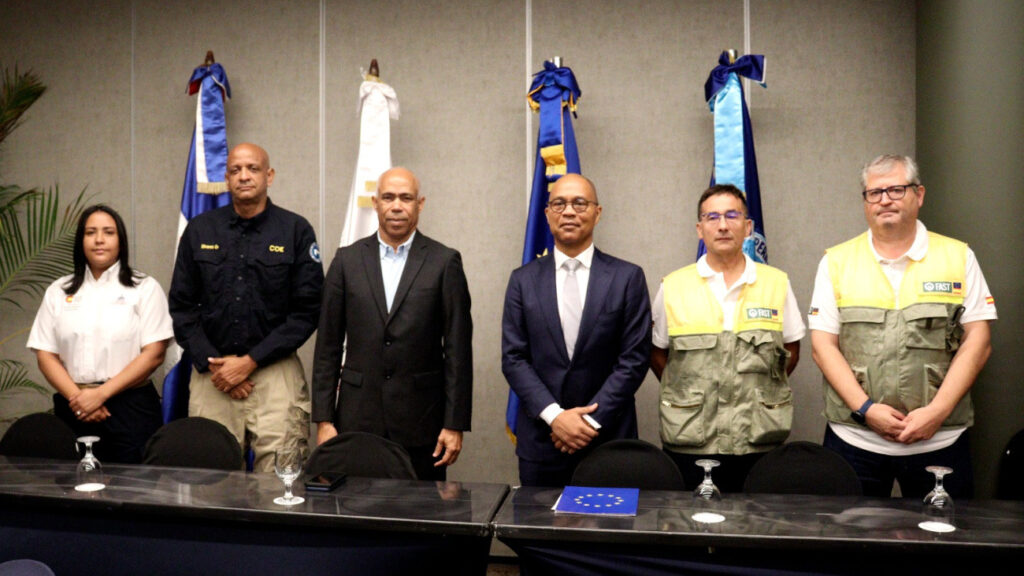 Bomberos de España capacitan a dominicanos en protocolos para combatir incendios forestales