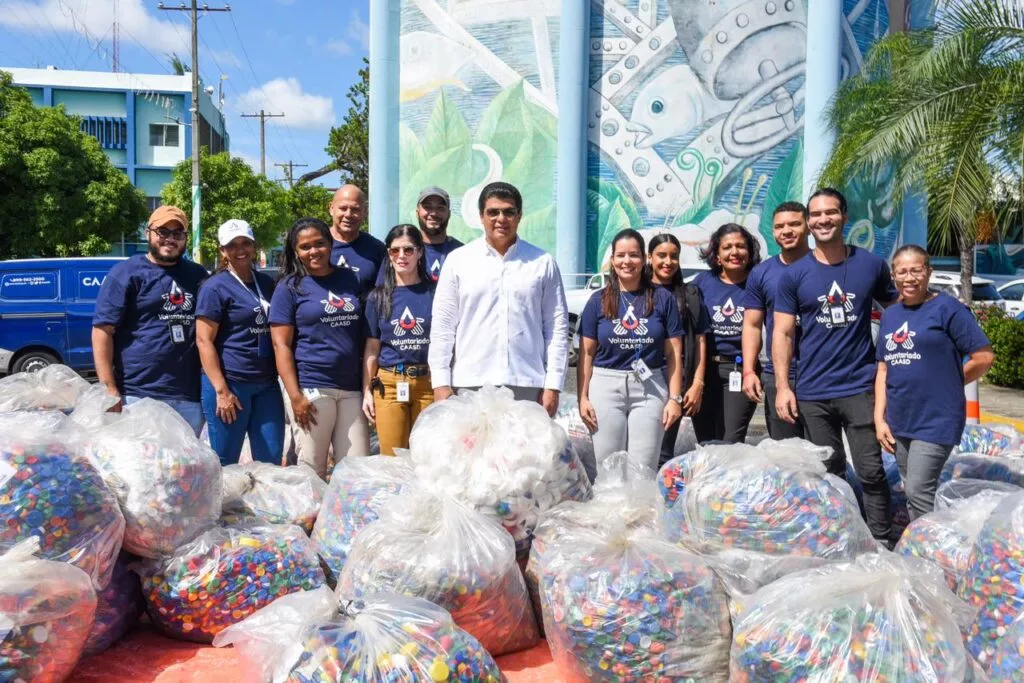 La CAASD recolecta cientos de miles de tapitas de botellas se une a campaña “Tapitas x quimio 2023”