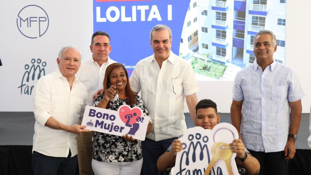 Presidente @luisabinader inader entrega 168 viviendas en Manoguayabo