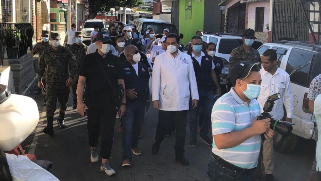 Ministro de @SaludPublicaRD encabeza acciones preventivas contra el dengue en el parque El Ejido
