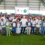Presidente @luisabinader entrega 1,188 títulos de propiedad en Elías Piña y Dajabón