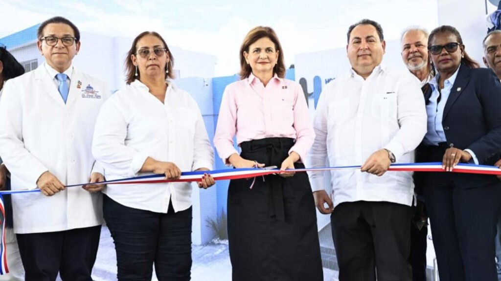 Vicepresidenta @RaquelPenaVice entrega área de Emergencia y remozamiento general en tres hospitales de San Cristóbal