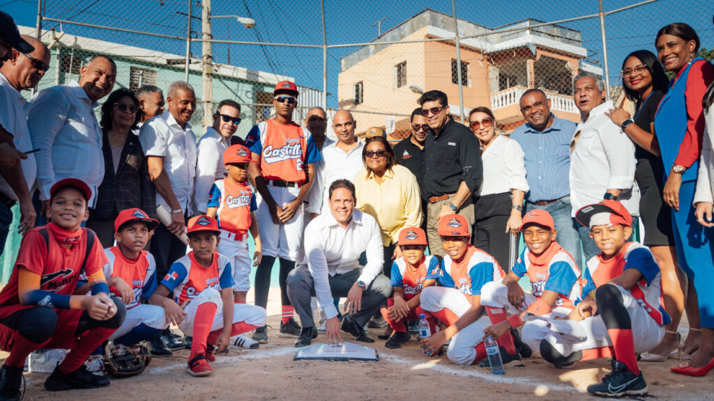 Mived inicia reconstrucción de estadio de sóftbol en Los Mameyes; beneficiará a cientos de niños, adolescentes, jóvenes y adultos