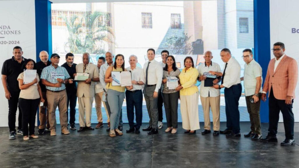@Mivedrd entrega títulos de propiedad y bonos Saldo Mi Hogar en Invivienda