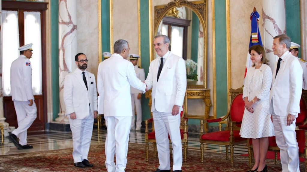 Presidente @luisabinader recibe cartas credenciales de seis nuevos embajadores