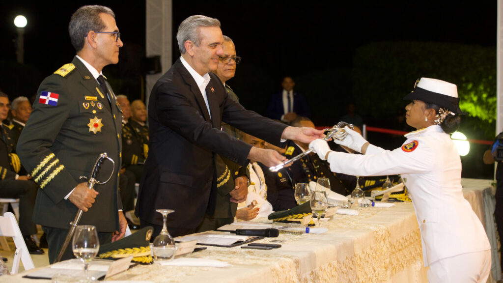 Presidente @luisabinader encabeza graduación de la LXII promoción de cadetes de la Academia Militar Batalla de Las Carreras