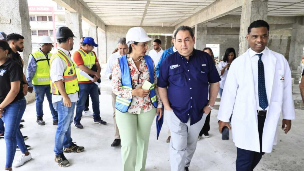 @SNSRDO supervisa cinco hospitales de la región Sur; entregan mamógrafo digital y otros equipos