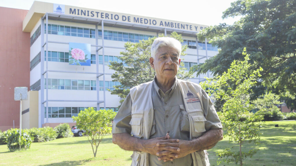 Ministerio de @ambienterd llama a la población a proteger, sin alarmarse, a las serpientes criollas desplazadas por las inundaciones