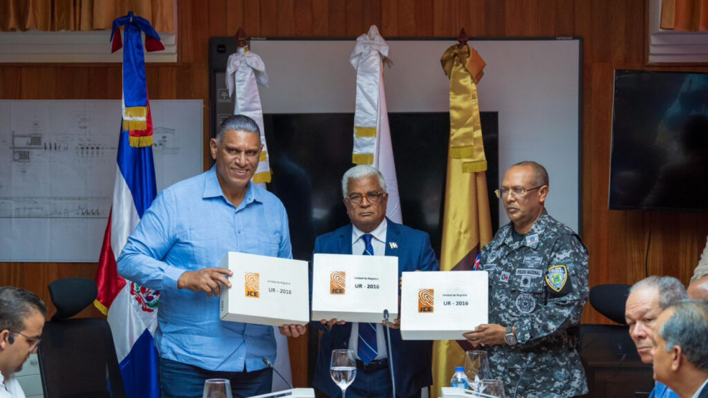 Bienes Nacionales entrega a Interior y Policía 12,000 tabletas descargadas por la JCE