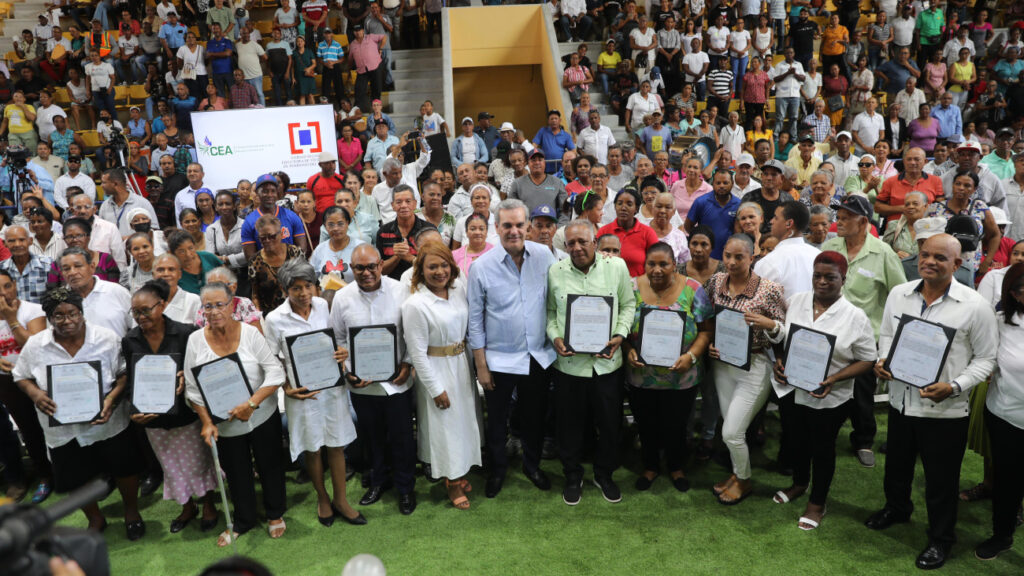 Presidente @luisabinader entrega más de 1,000 títulos de propiedad, en beneficio de más de 4,000 personas en San Pedro de Macorís