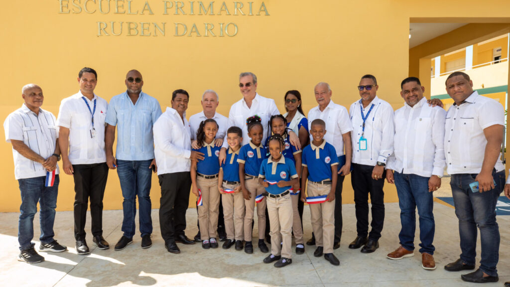 Presidente @luisabinader inaugura dos nuevas escuelas en Los Alcarrizos