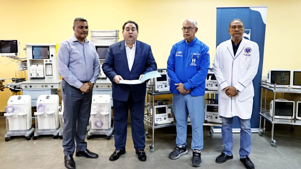 @SNSRDO entrega equipos al Traumatológico Darío Contreras