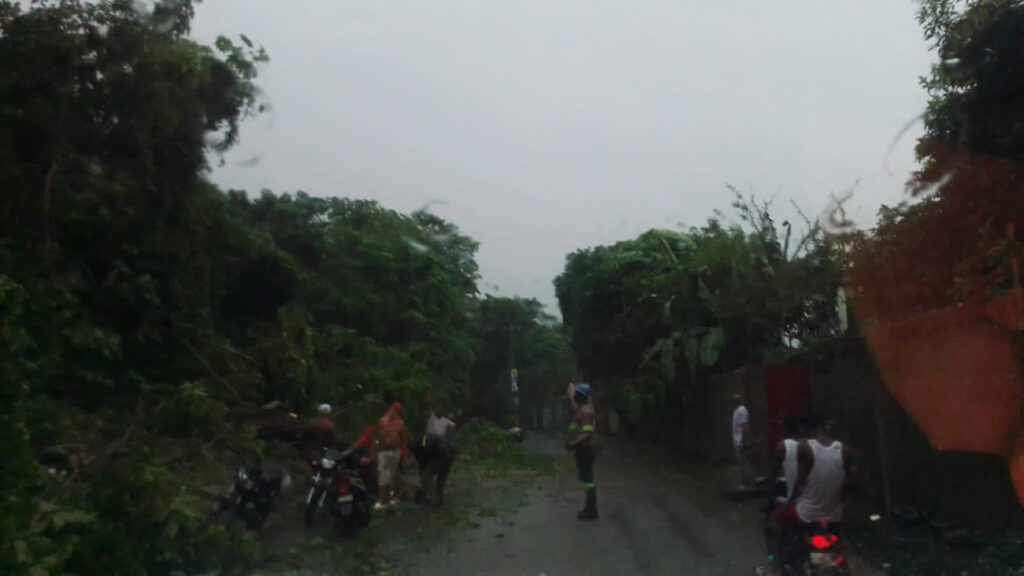 Brigadas de Edesur Dominicana trabajan en comunidades impactadas por lluvias