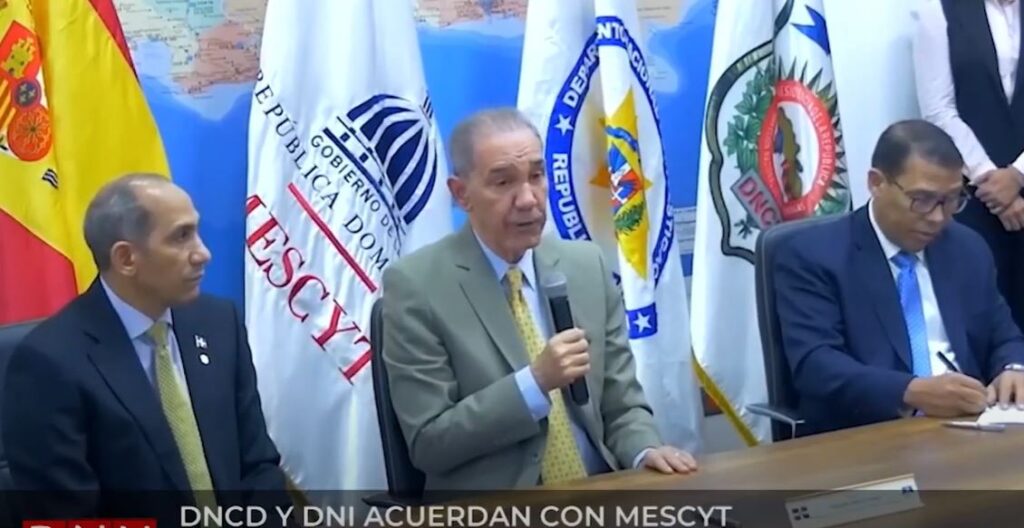 DNCD Y DNI acuerdan con @MESCYTRD y Universidad Española becas de maestría y diplomados para agentes policiales