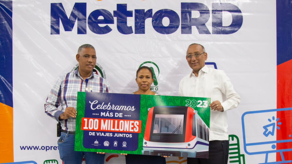 @OPRET_RD Celebra superar los 100 millones de viajeros anuales en el Metro de Santo Domingo; usuaria gana un año de viajes