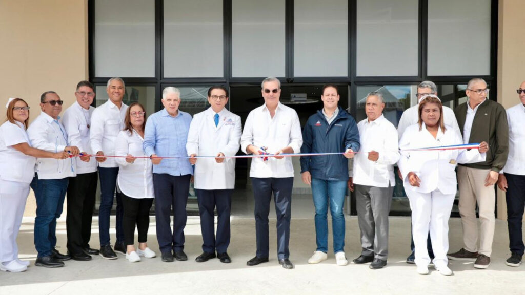 Presidente @luisabinader inaugura en Santiago cuatro carreteras y un hospital