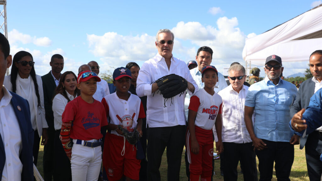 Presidente @luisabinader inaugura el play de béisbol Villa Cerro; responde a reclamo de más de 27 años
