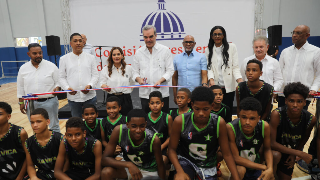 Con inversión de 60 millones de pesos, presidente Abinader inaugura Polideportivo Club Savica