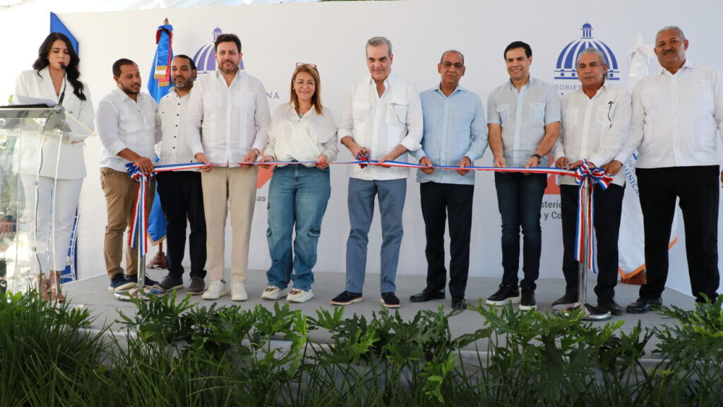 Presidente @luisabinader inaugura en San José de Ocoa la carretera Arroyo Palma-Bello Sobrante