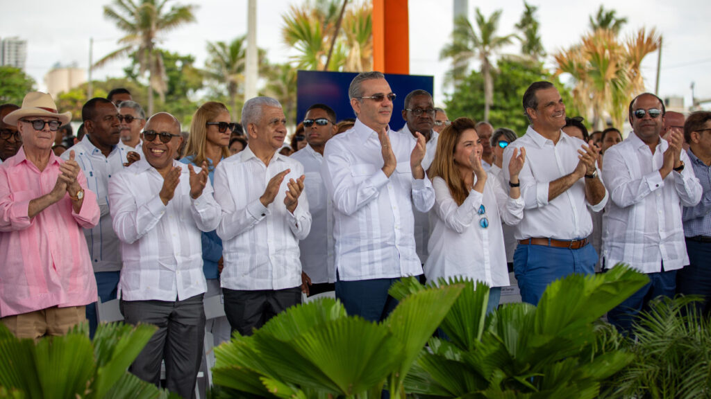 Presidente @luisabinader inaugura el Paseo Marítimo Malecón junto con la alcaldesa del Distrito Nacional y el administrador del Banco de Reservas