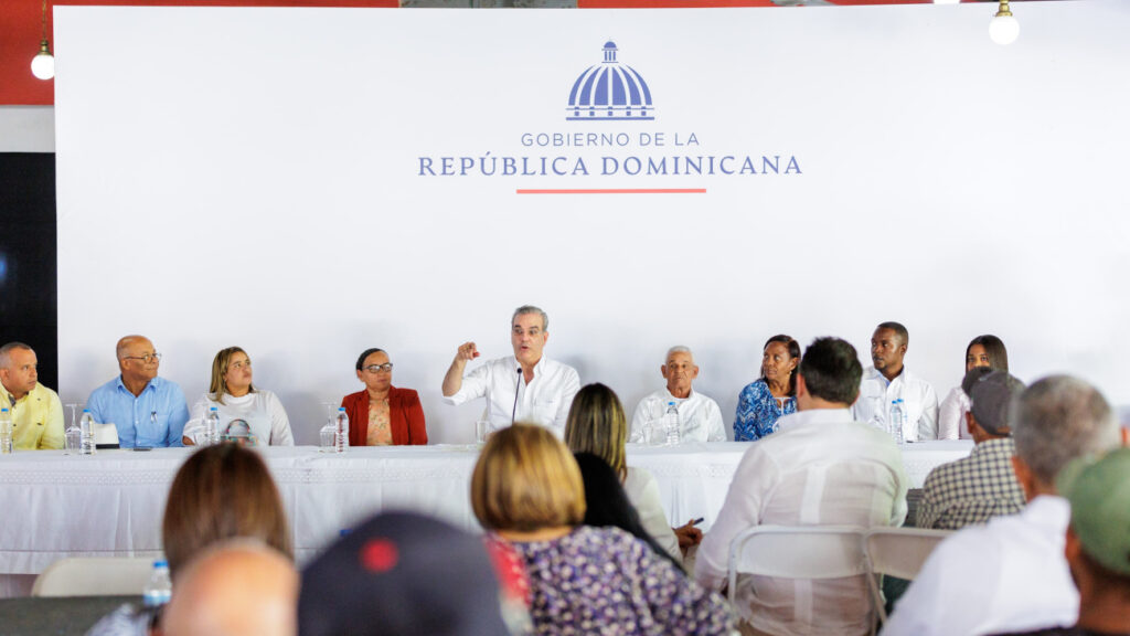 Presidente @luisabinader almuerza con comunitarios de San José de Ocoa