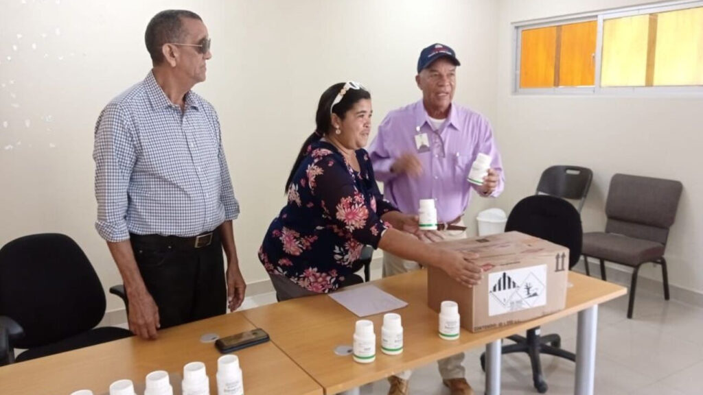 Ministerio de Agricultura distribuye insecticida orgánico para eliminar plagas en cultivos de habichuelas en San Juan