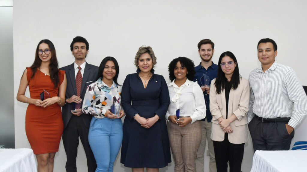 @PCompetenciaRD entrega premios a ganadores del concurso “Escribiendo por la competencia”