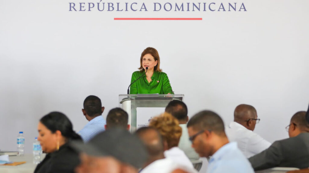Vicepresidenta @RaquelPenaVice comparte almuerzo navideño con moradores de Villa Mella y La Victoria