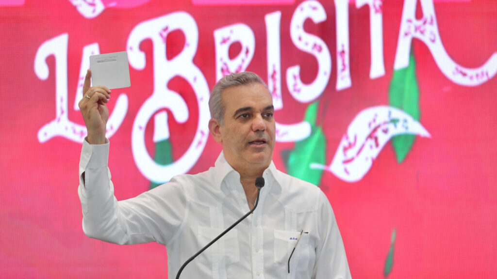 Presidente @luisabinader anuncia 2.5 millones de dominicanos se beneficiarán con la entrega bonos navideños