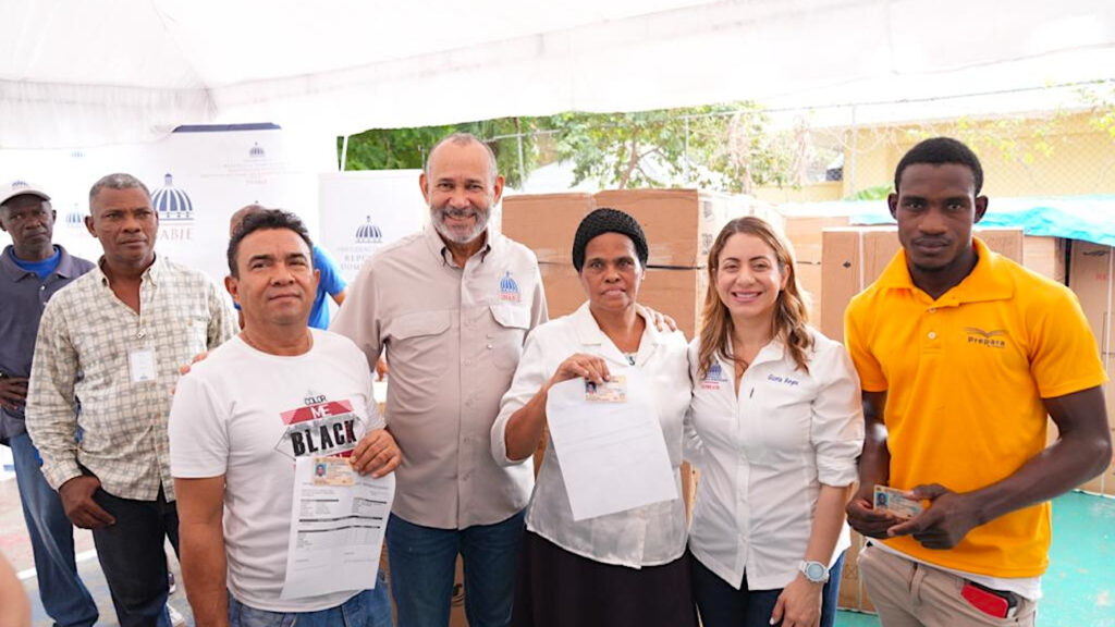 Gobierno entrega 514 artículos del hogar a 297 familias afectadas en Santo Domingo Oeste por disturbio tropical de noviembre