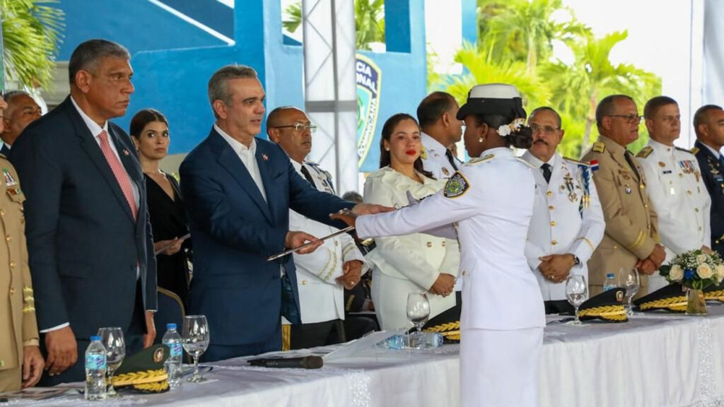 Presidente @luisabinader encabeza XLVI graduación de cadetes de la Policía Nacional con 57 nuevos oficiales