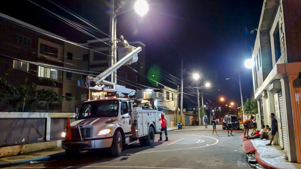 Edeeste ha instalado más 10,800 luminarias LED de 90 watts dentro del plan “Iluminando el país ” que ejecuta el Gobierno