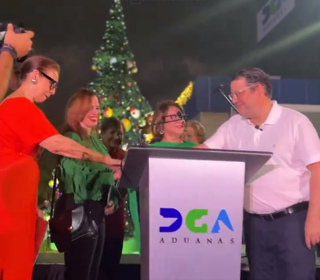 @SanzLovaton se llena de alegria al encender el árbol de navidad en la DGA