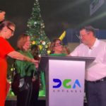 @SanzLovaton se llena de alegria al encender el árbol de navidad en la DGA