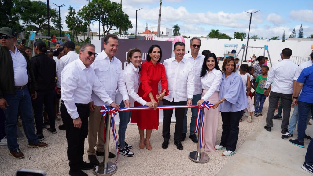 @RaquelArbaje inaugura parque los Girasoles junto a @itoBisono y presidente de @PopularEnLinea