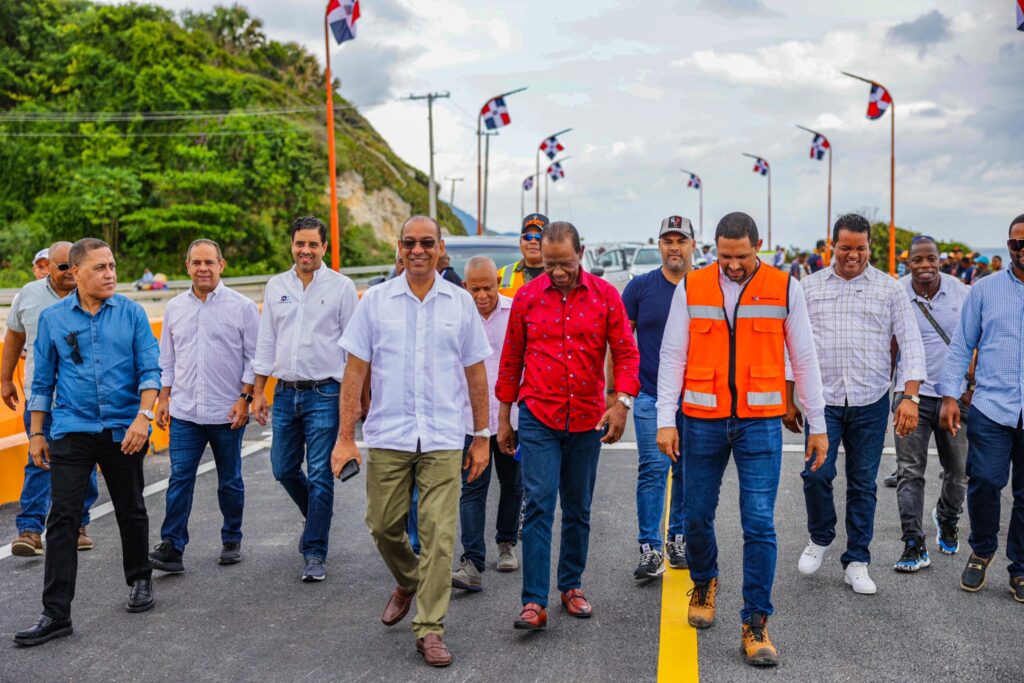 @DeligneAB visita el ya terminado puente sobre el río Boca de Manier