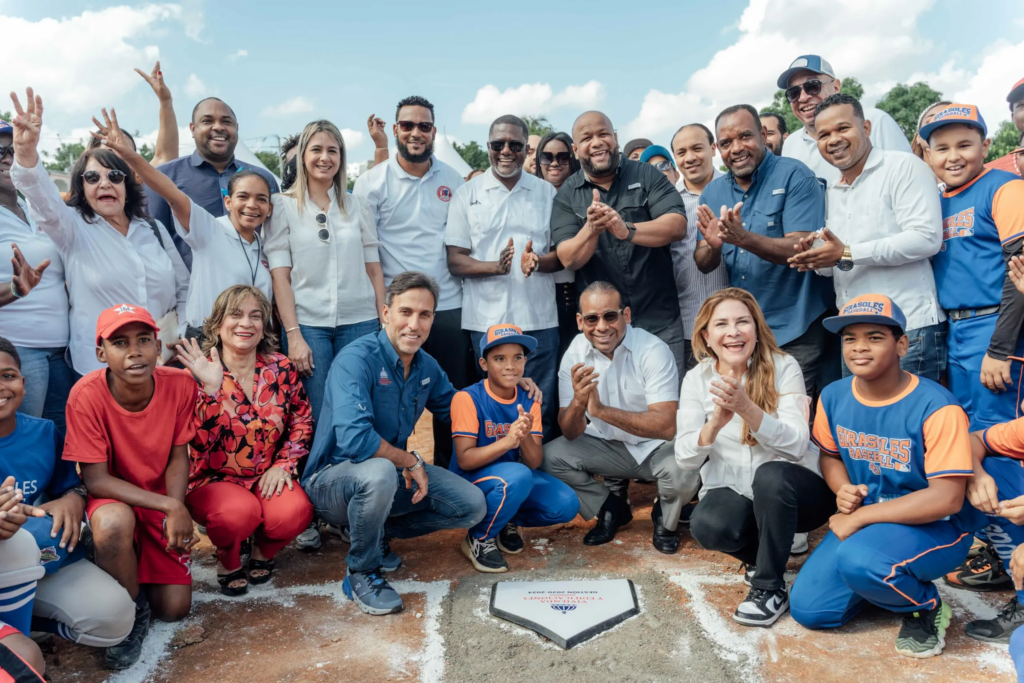 Mived y @CarolinaMejiaG inician reconstrucción de estadio de béisbol en Los Girasoles