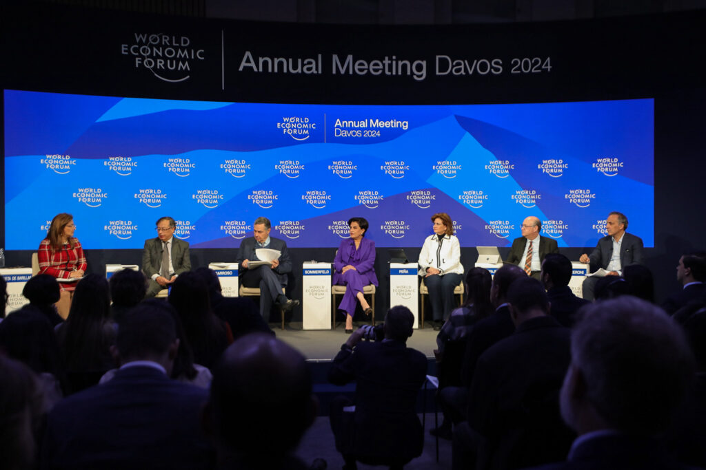 @RaquelPenaVice afirma en Davos que la implementación de políticas transparentes en RD ha permitido garantizar la estabilidad económica y social para atraer inversiones