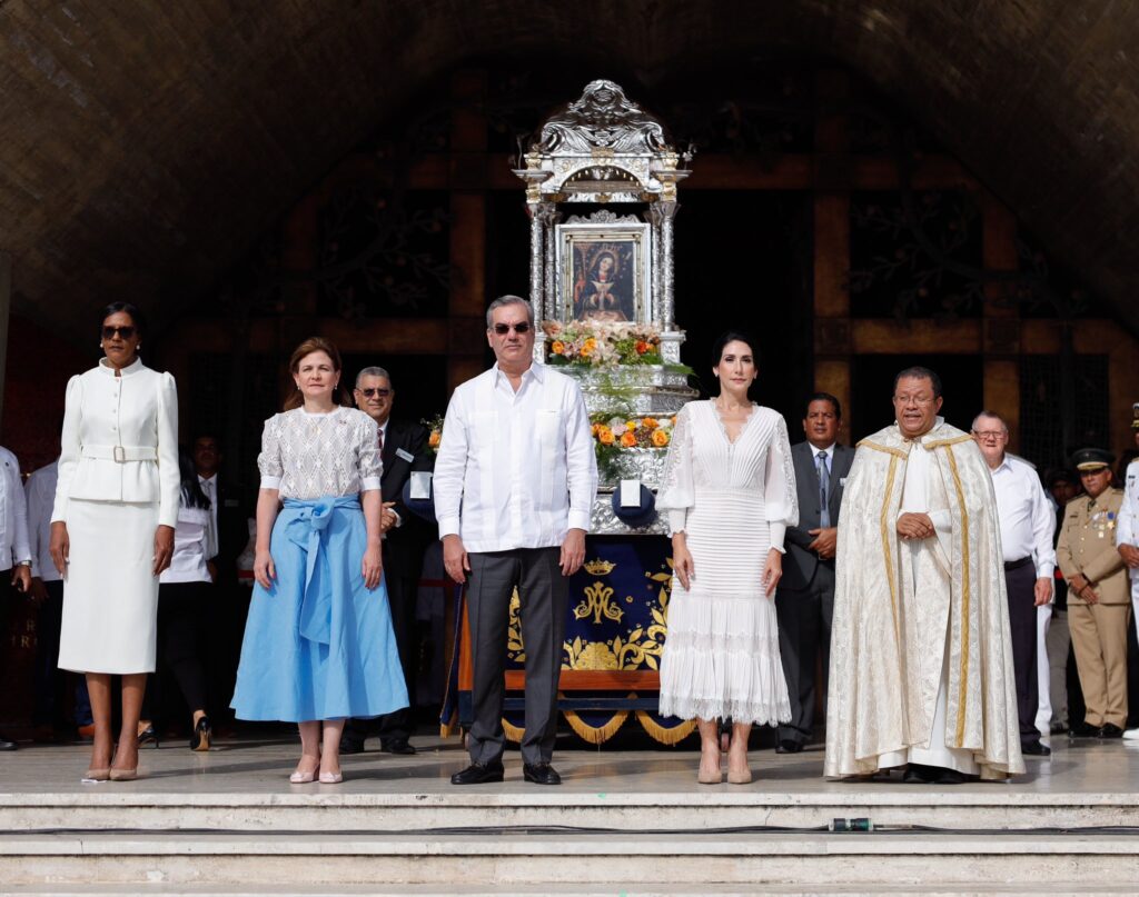 @RaquelpenaVice Participa en la misa de eucaristía junto a @RaquelArbaje y @LuisAbinader