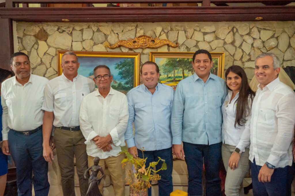 @JosePaliza: Grato ver acercamiento actual Alcalde Navarrete Tito Bueno y nuestro candidato Noel Peralta