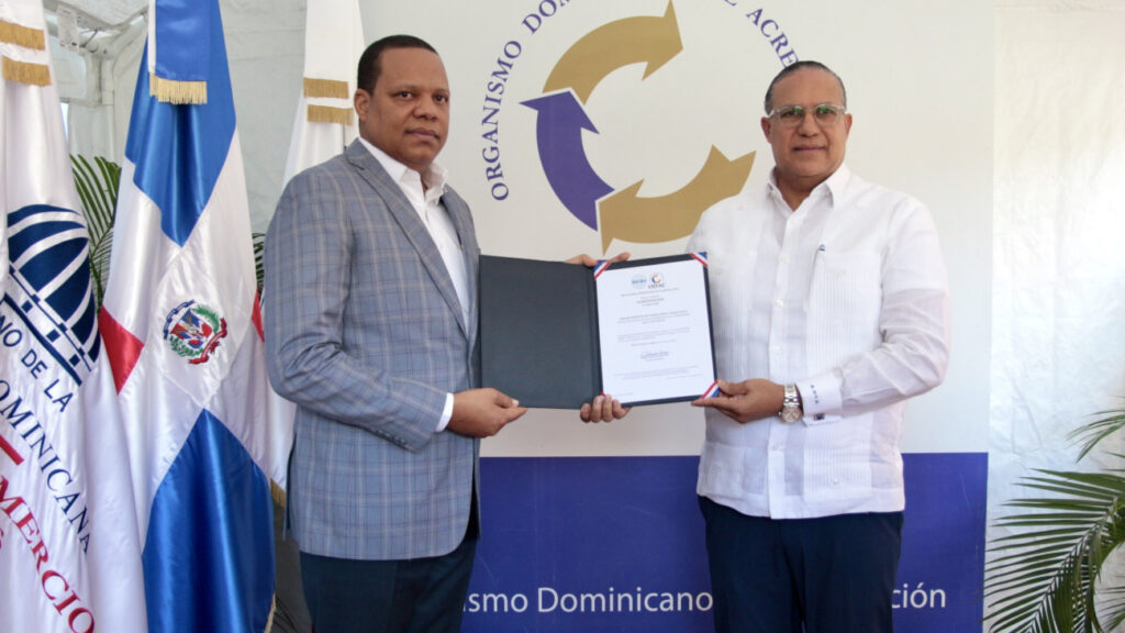 Pro Consumidor recibe certificado de renovación de acreditación en etiquetado de alimentos envasados