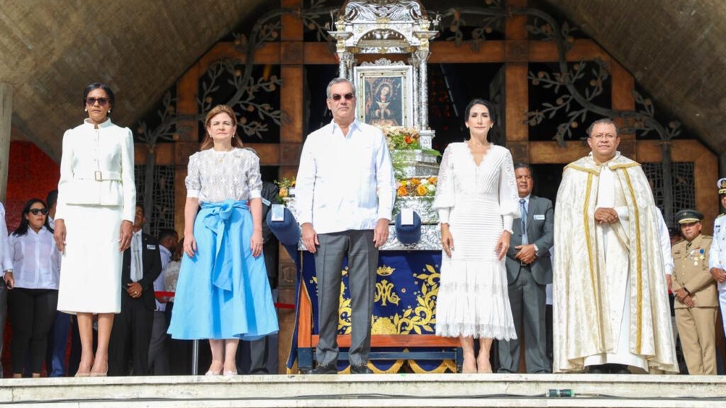 Presidente @LuisAbinader asiste a eucaristía en honor a la Virgen de la Altagracia