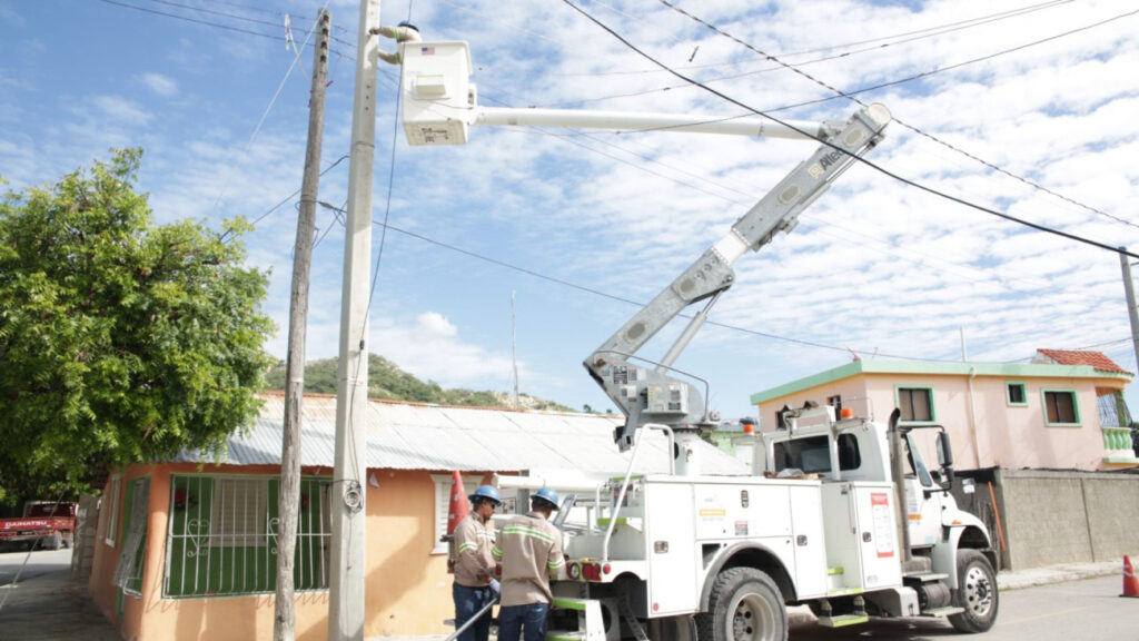 Edesur coloca luminarias tipo led, en La Esperanza, Barahona; impacta a más de 2,000 personas