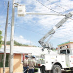 Edesur coloca luminarias tipo led, en La Esperanza, Barahona; impacta a más de 2,000 personas